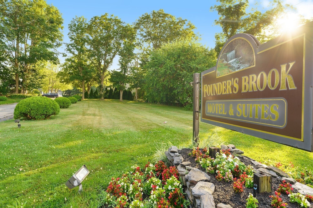 Founder's Brook Motel & Suites 36/48