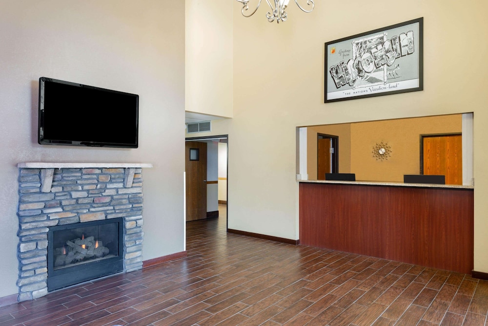 Super 8 By Wyndham La Crosse 6/45