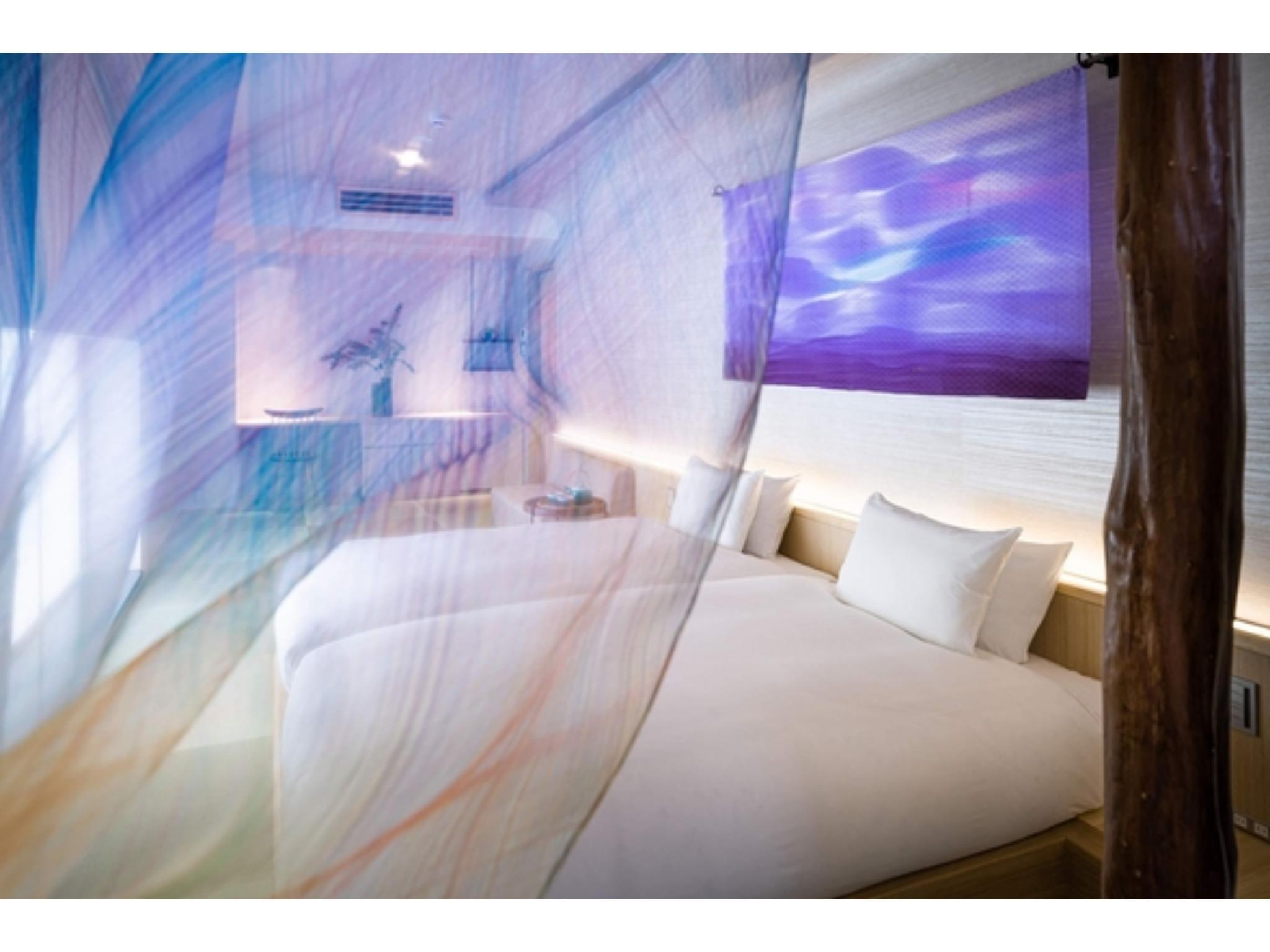 Hollywood, Me, Twin Beds