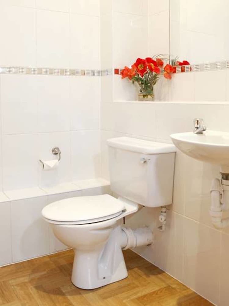 Abbotsford Guest House 22/25