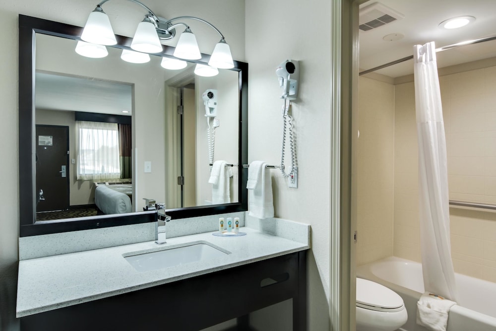 Quality Inn & Suites Athens University Area 53/57