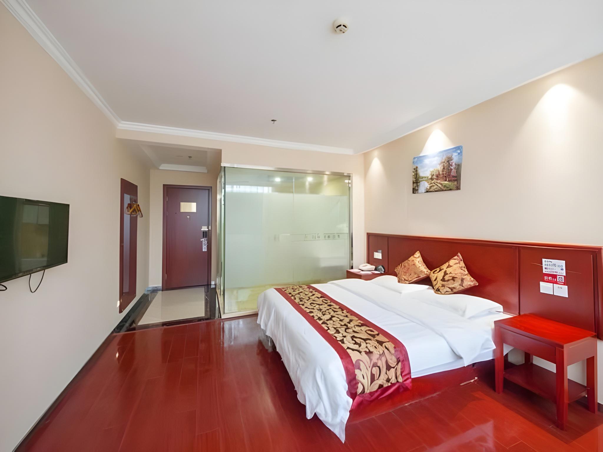 ROOM, QUEEN BED