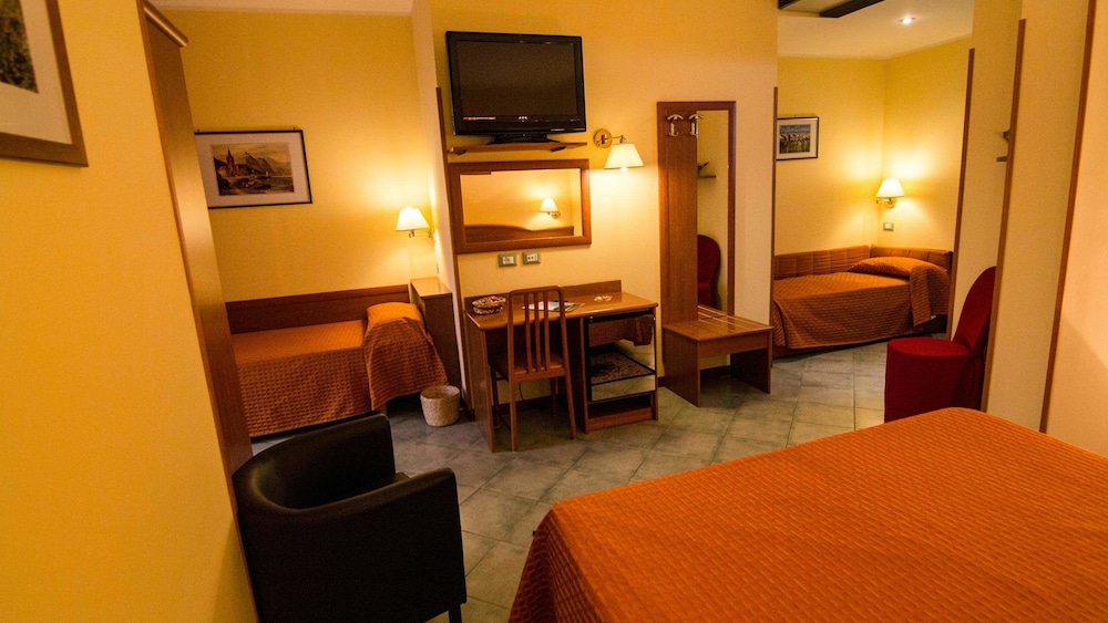 HOTEL DEGLI AMICI 28/42
