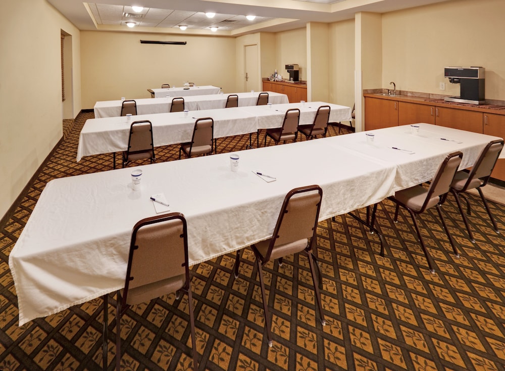Candlewood Suites Omaha Airport 22/26