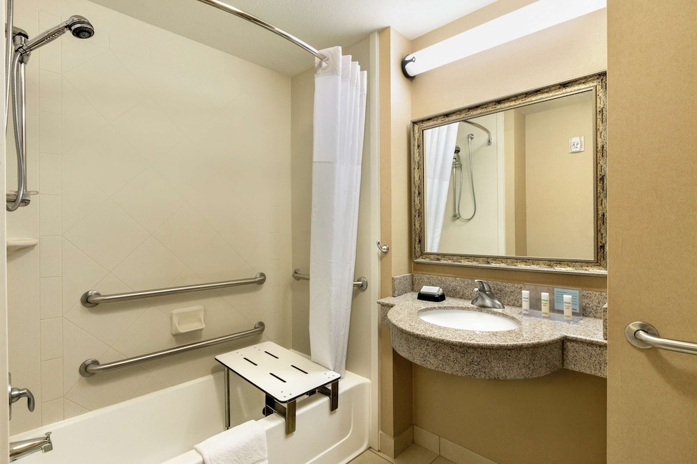 Hampton Inn Duncan 12/50
