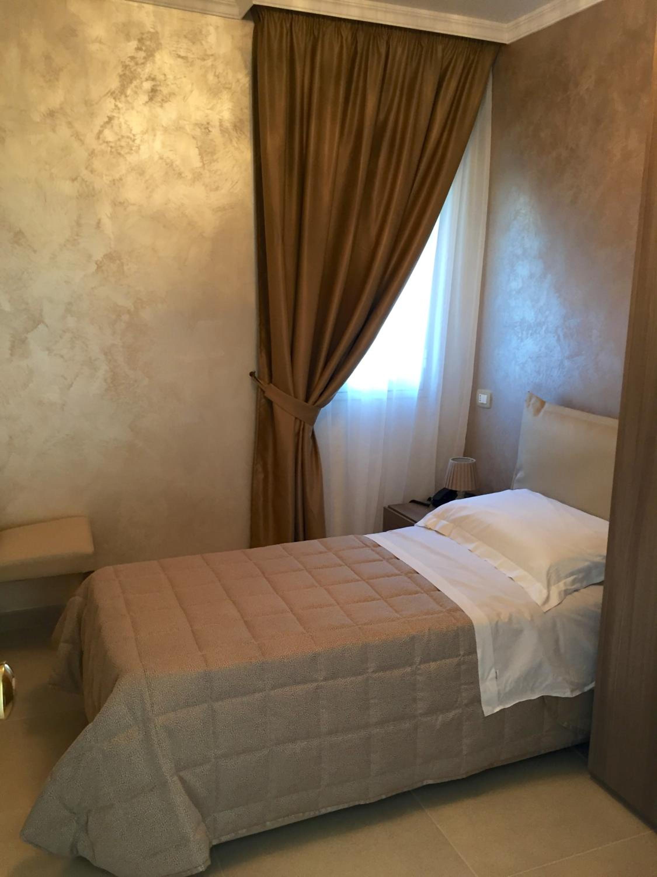 Room, Single