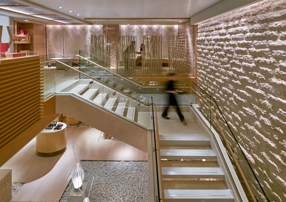 Mandarin Oriental The Landmark, Hong Kong 35/75