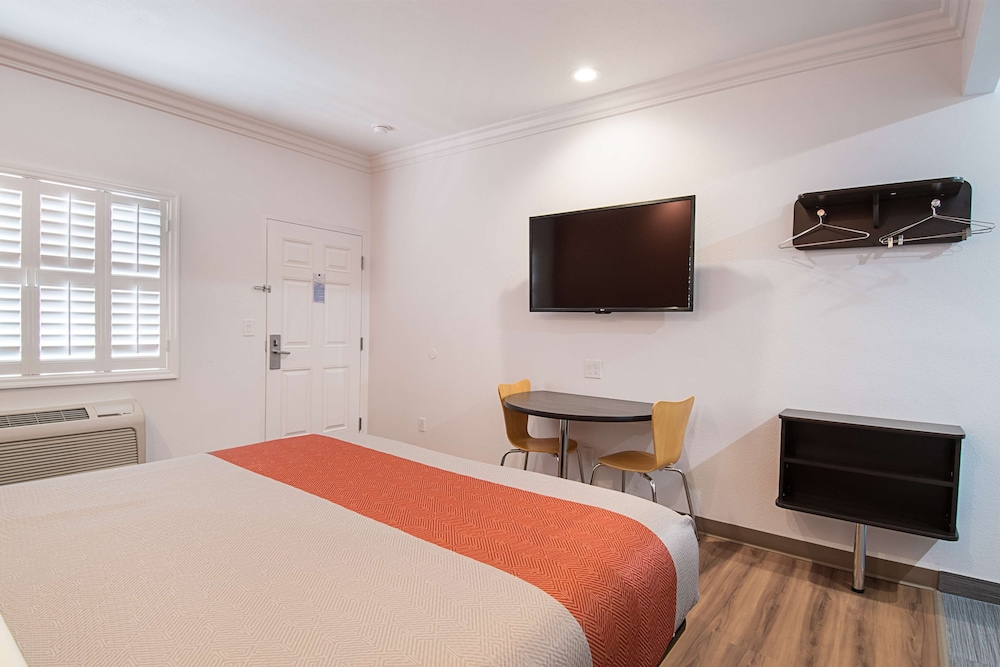 Motel6 Lomita, CA 7/34