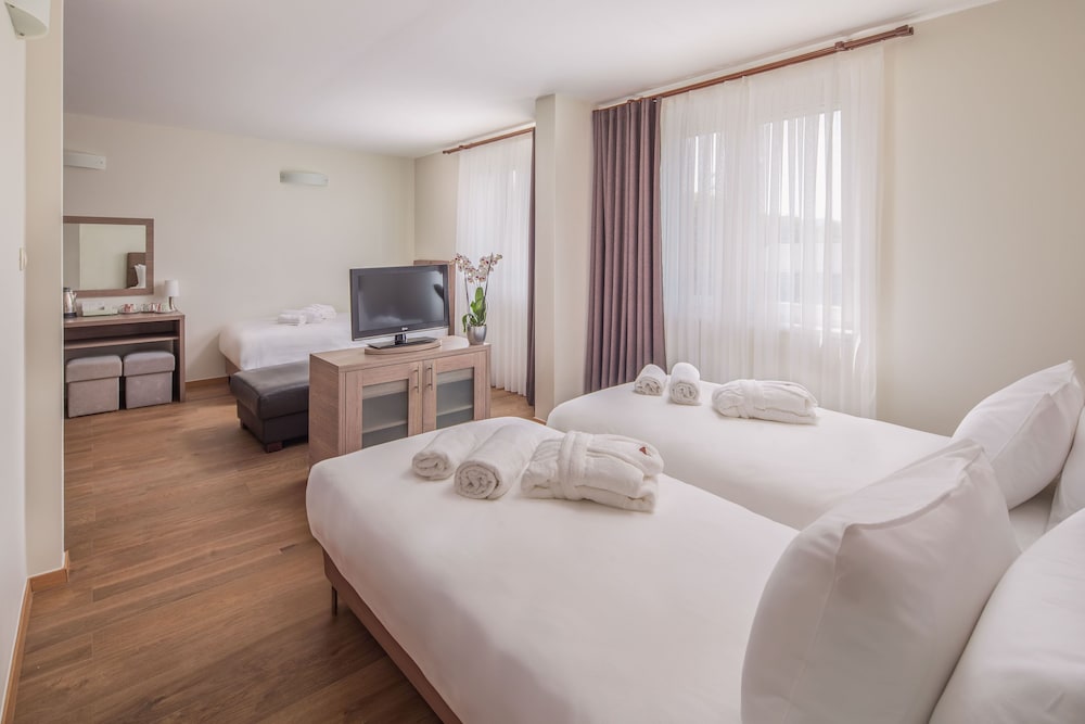 SUPERIOR, SUITE, QUEEN BED, SOFA