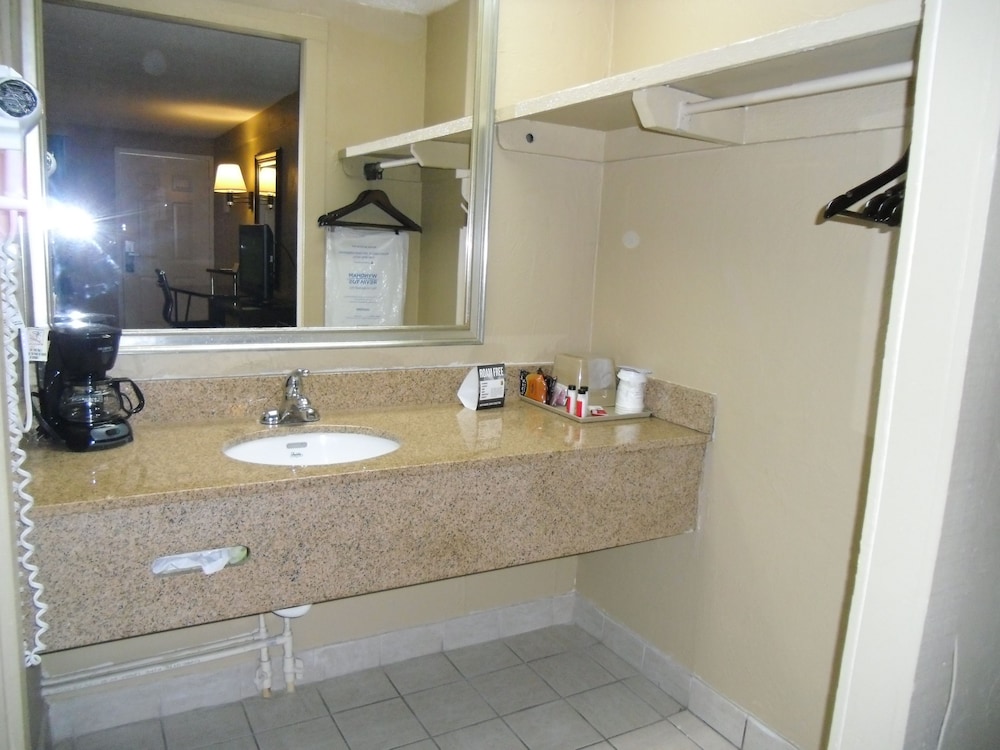 Super 8 By Wyndham Lantana West Palm Beach 21/34