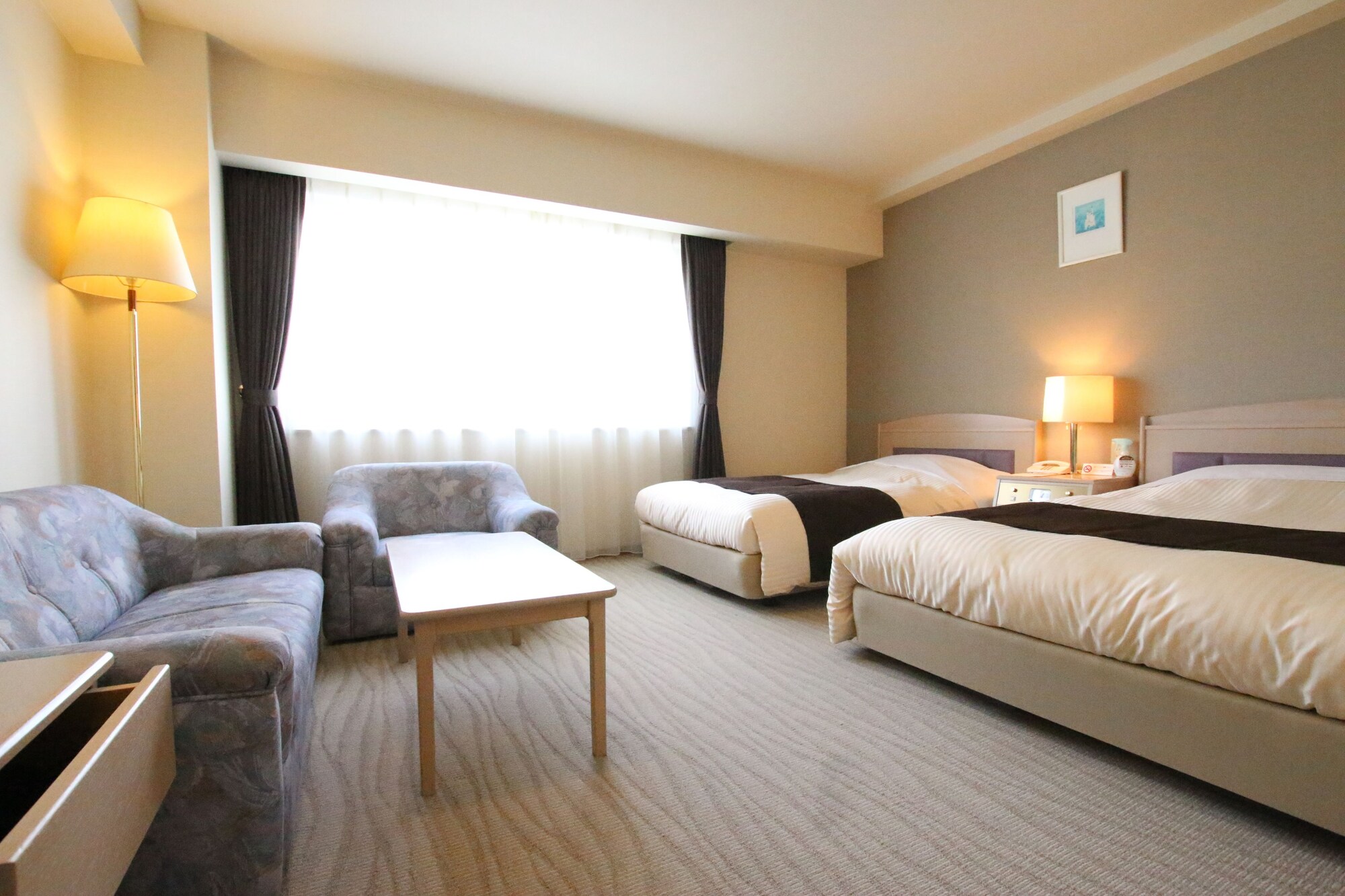 ROOM, TWIN BEDS, LARGE, SMOKING