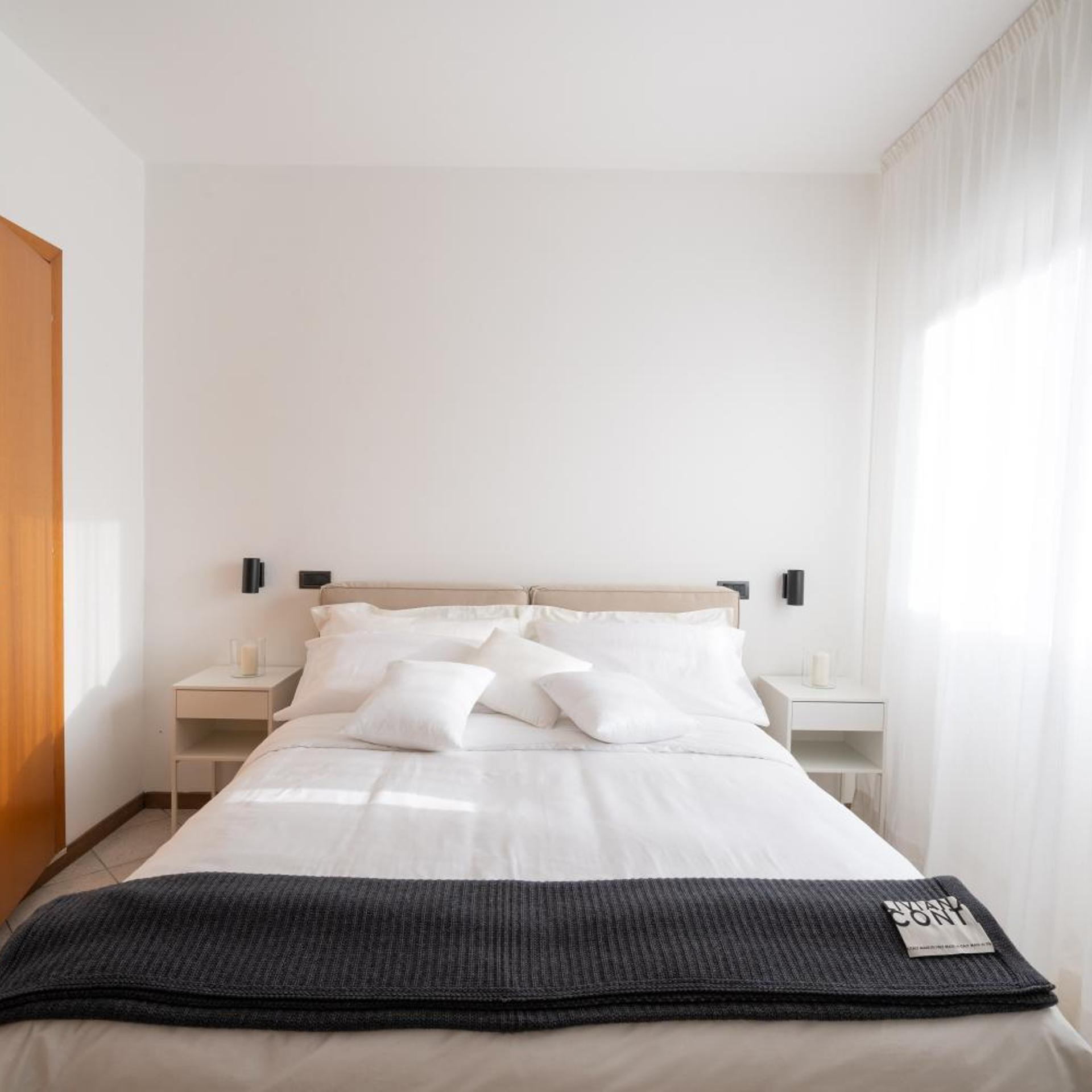 DELUXE, DOUBLE BED