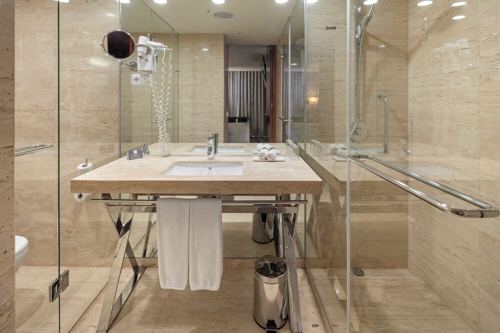 1 Bedroom, Vilamoura, Suite, King Bed, Lateral Side Sea View, Top Floor، Crowne Plaza Vilamoura Algarve 6/6