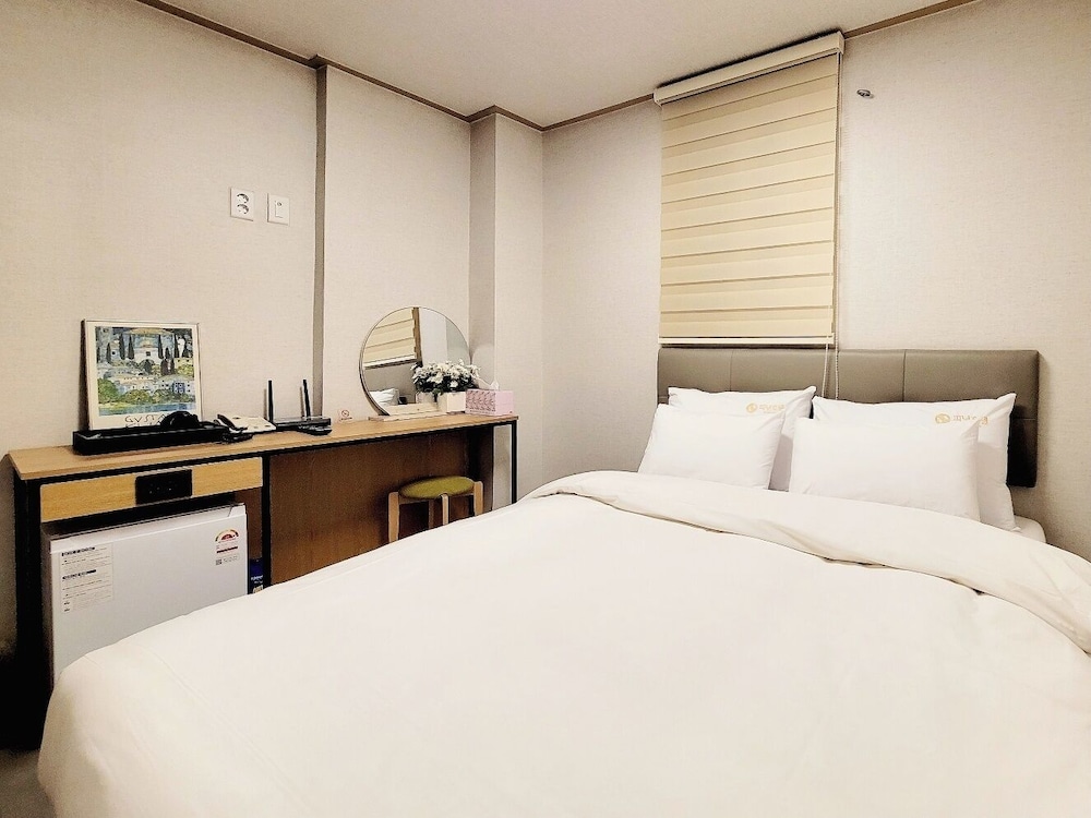 PEANUT HOTEL 34/61