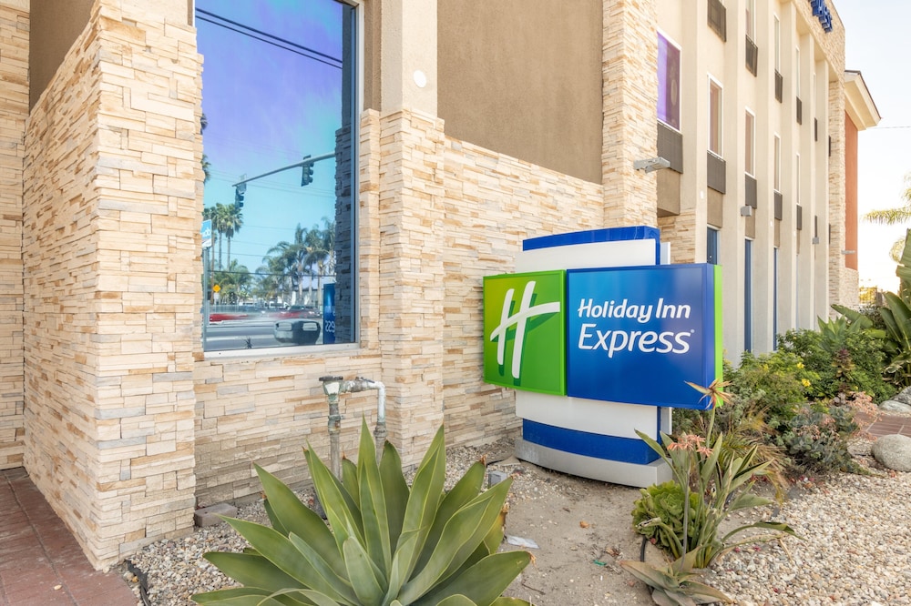 Holiday Inn Express Anaheim West 4/45