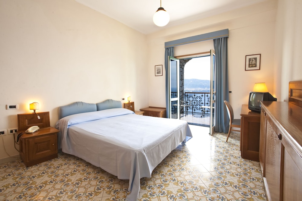 STANDARD, DOUBLE BED, SEA VIEW