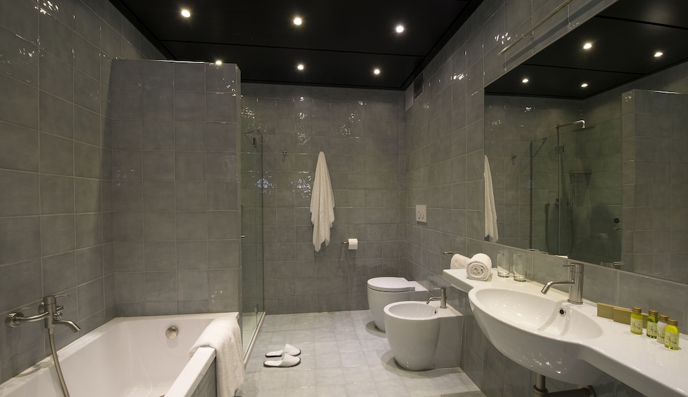 Duparc Contemporary Suites 65/73