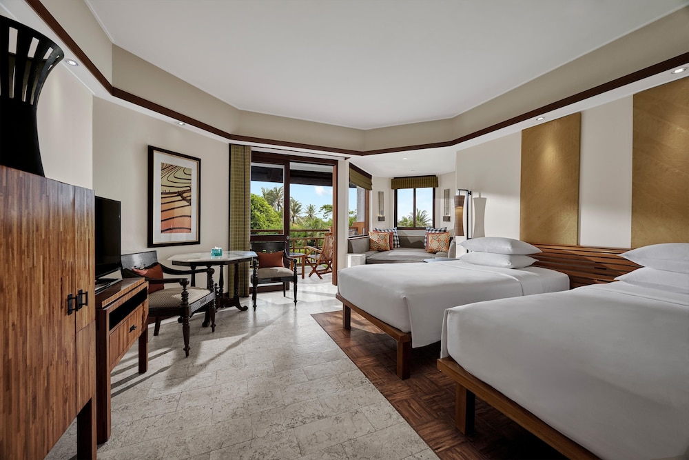 CLUB, TWIN BEDS