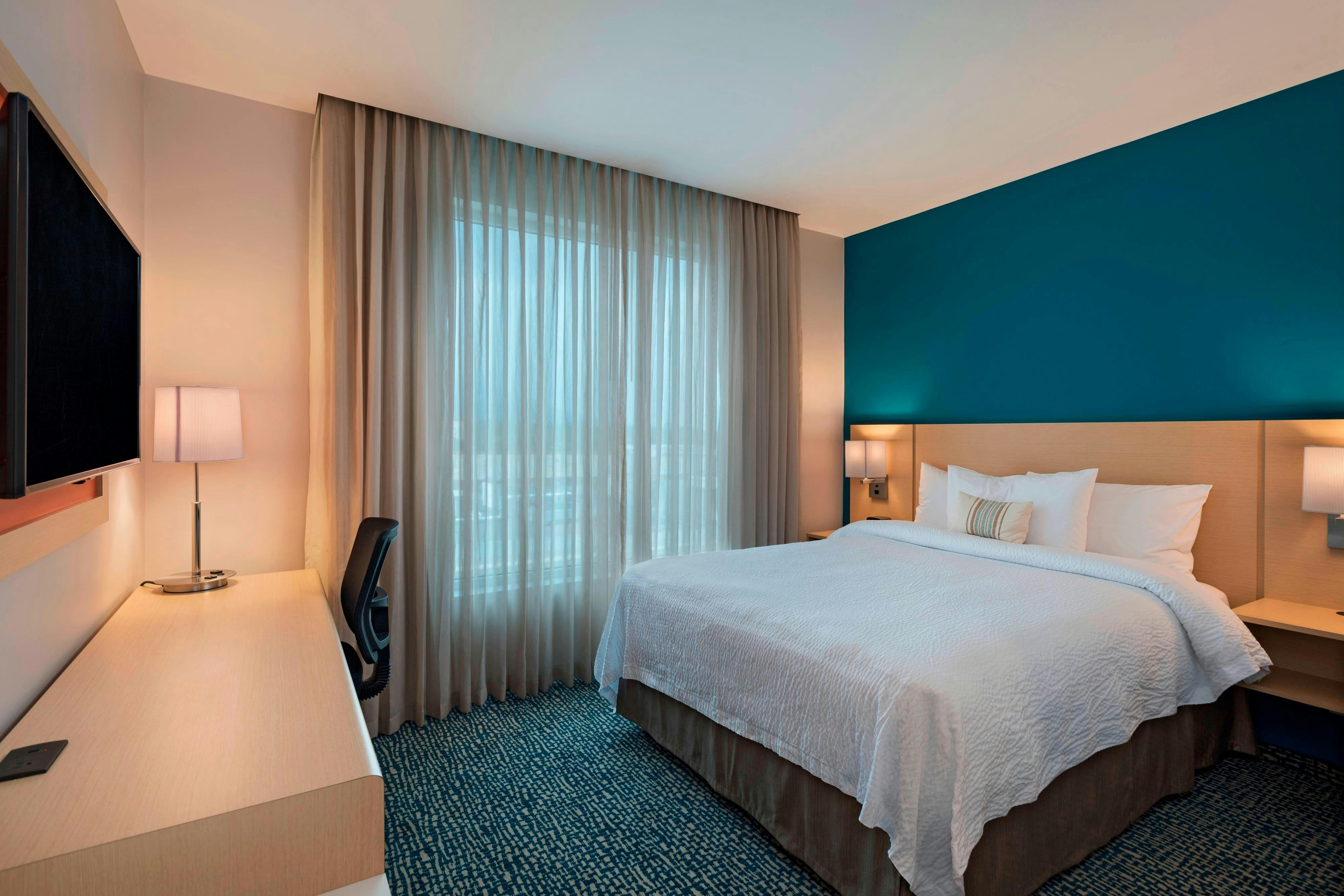 ROOM, QUEEN BED