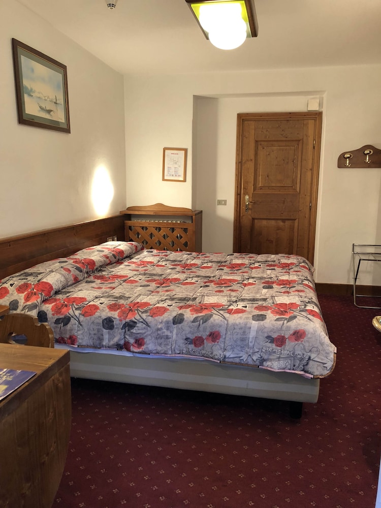 STANDARD, DOUBLE OR TWIN BED, MOUNTAIN VIEW, BALCONY