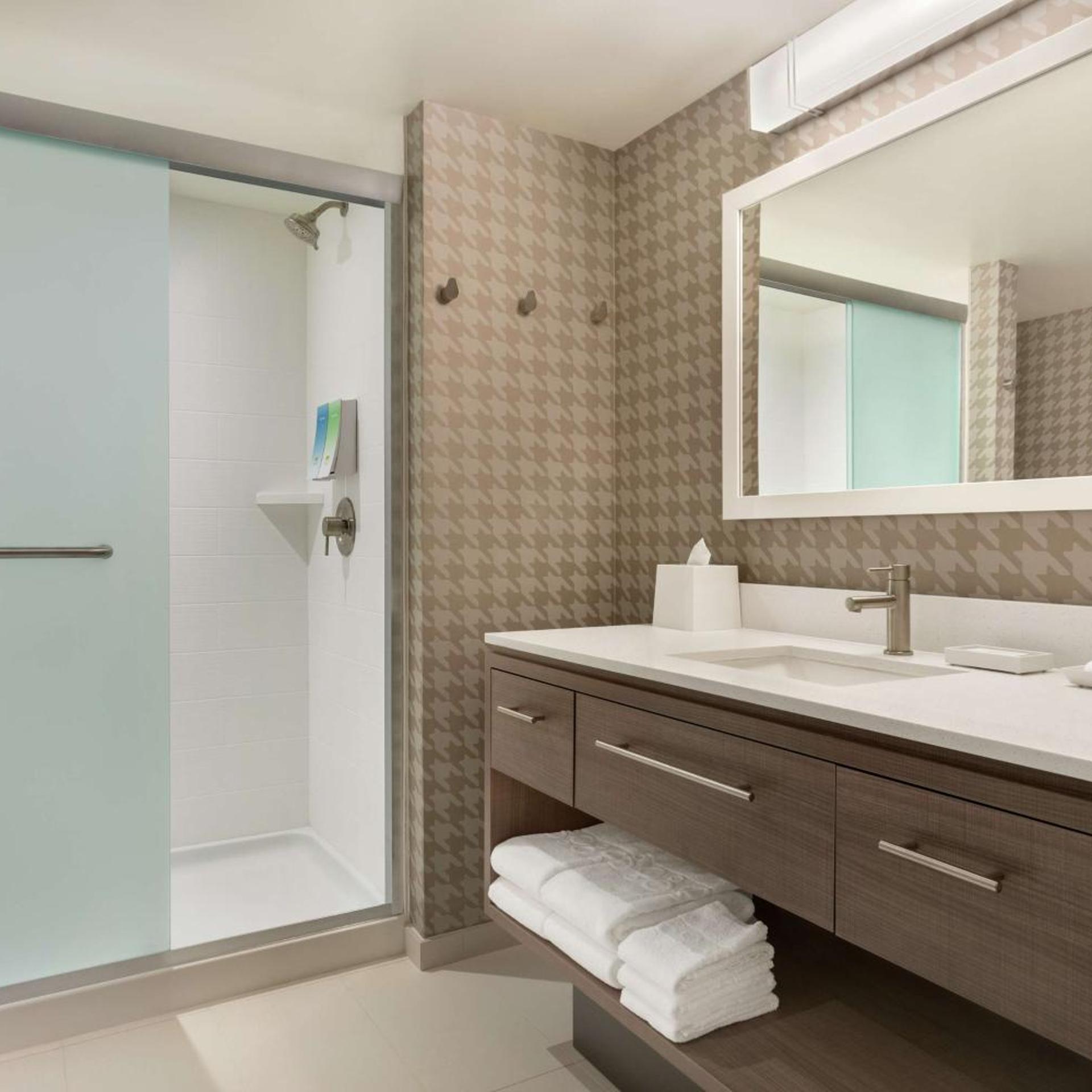 1 BEDROOM, SUITE, KING BED, ACCESSIBLE