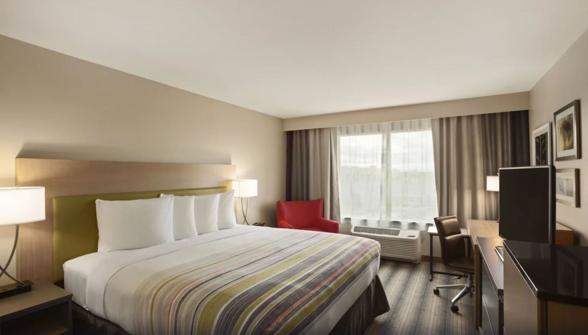 SUITE, KING BED