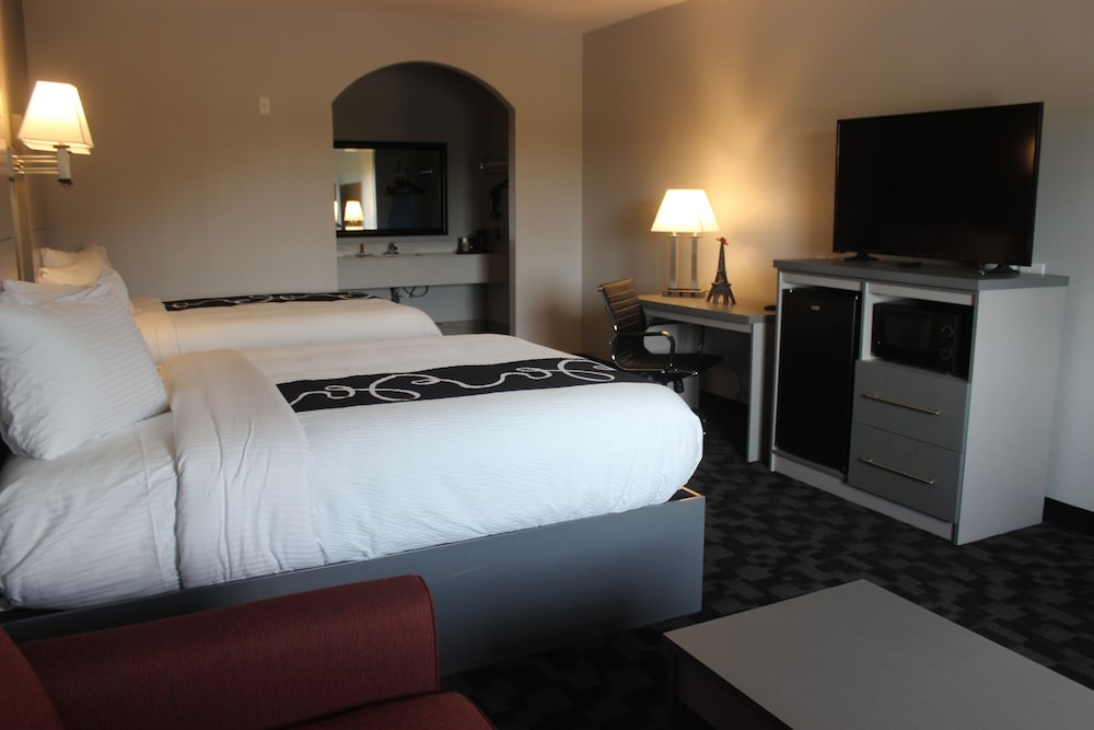 Paris Inn Suites 15/33
