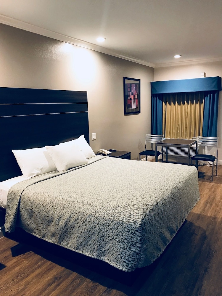 Palace Inn Greenspoint 14/30