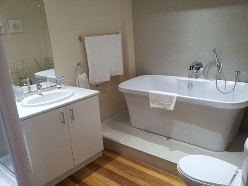 SUITE, QUEEN BED, POOL VIEW
