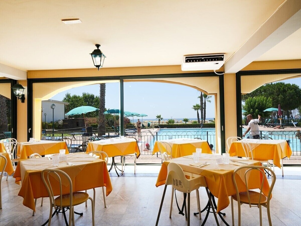 Marina Del Marchese Beach Resort 57/62