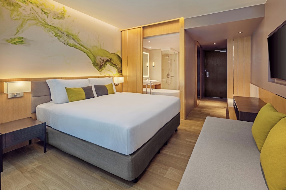 DELUXE, KING BED, POOL ACCESS