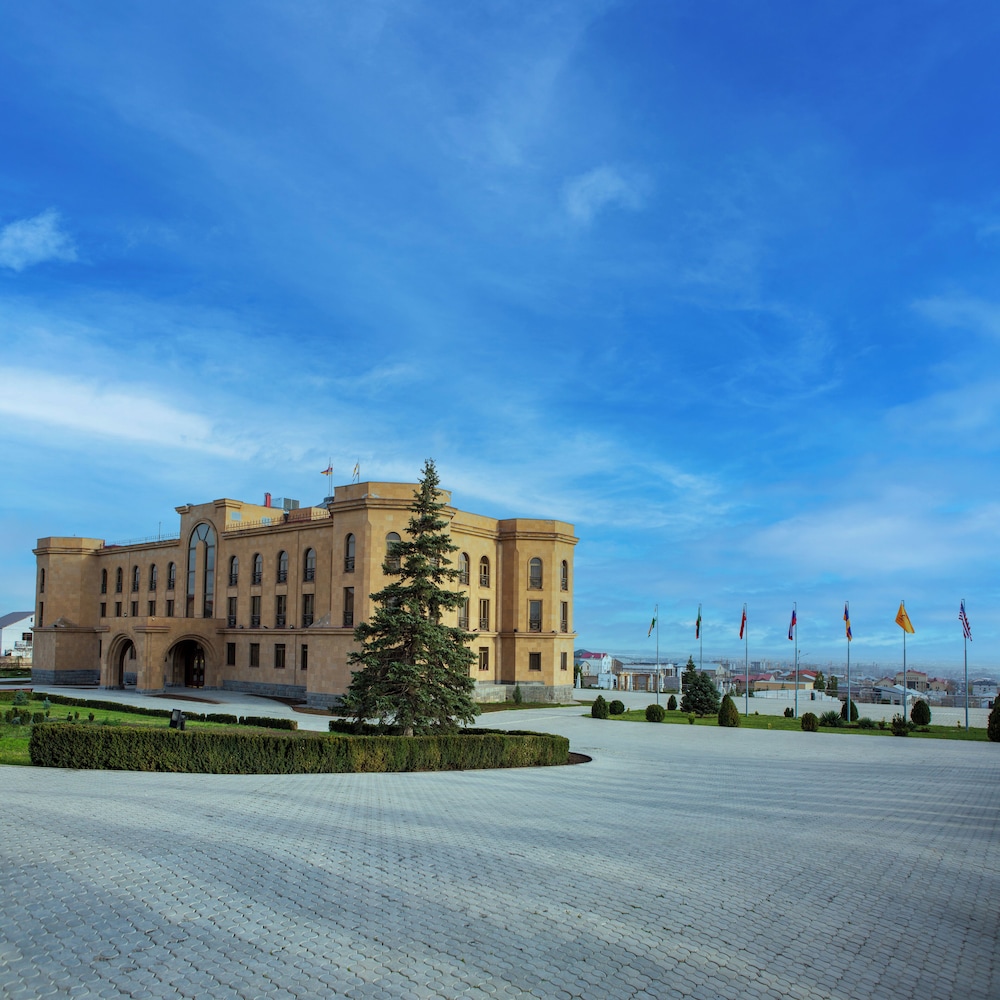 Latar Hotel Complex 7/67