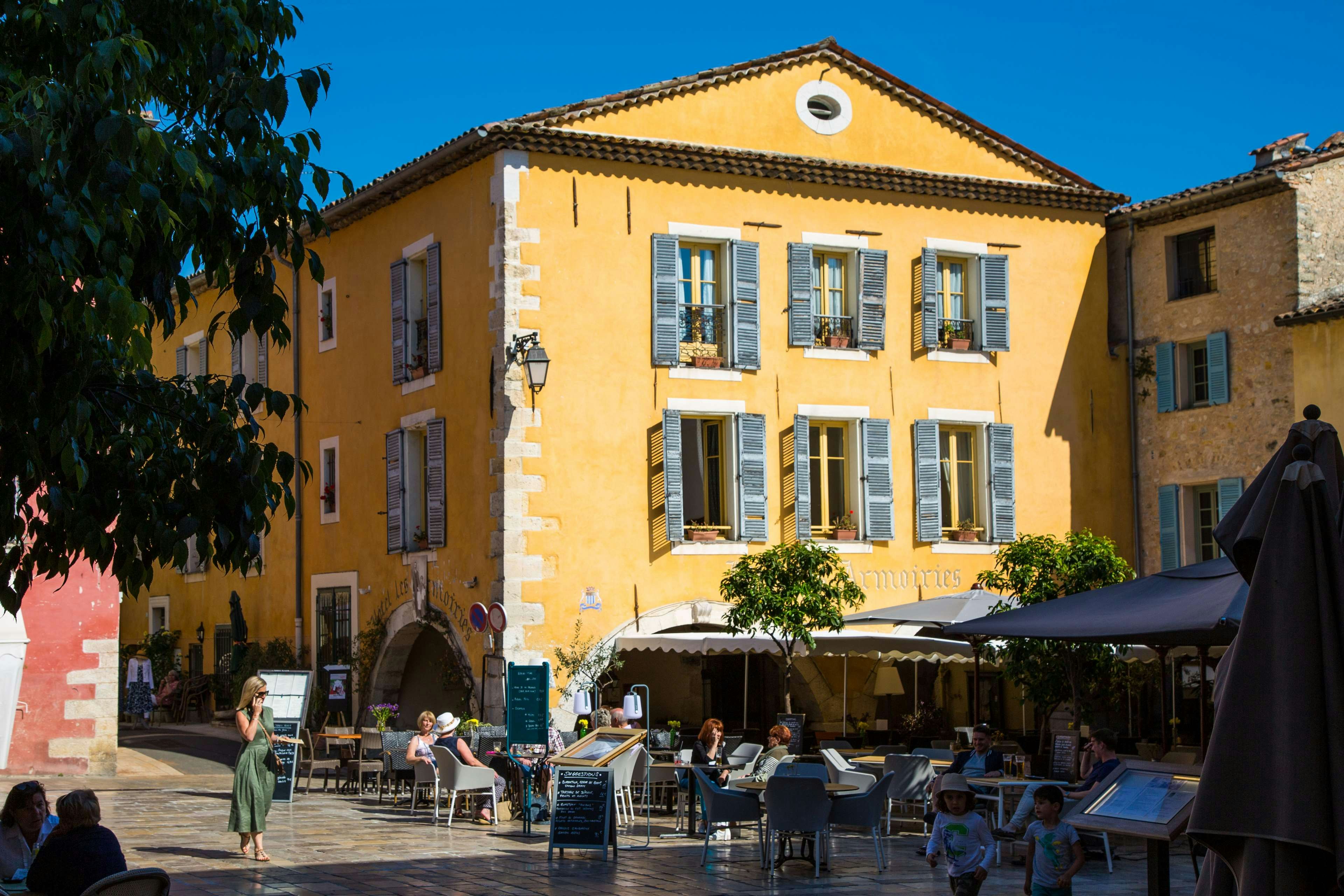 HOTEL LES ARMOIRIES 7/66