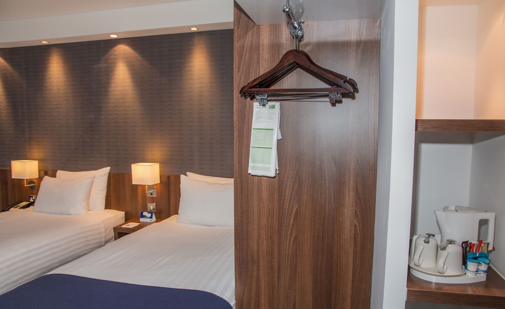 Holiday Inn Express London Heathrow T5 34/70
