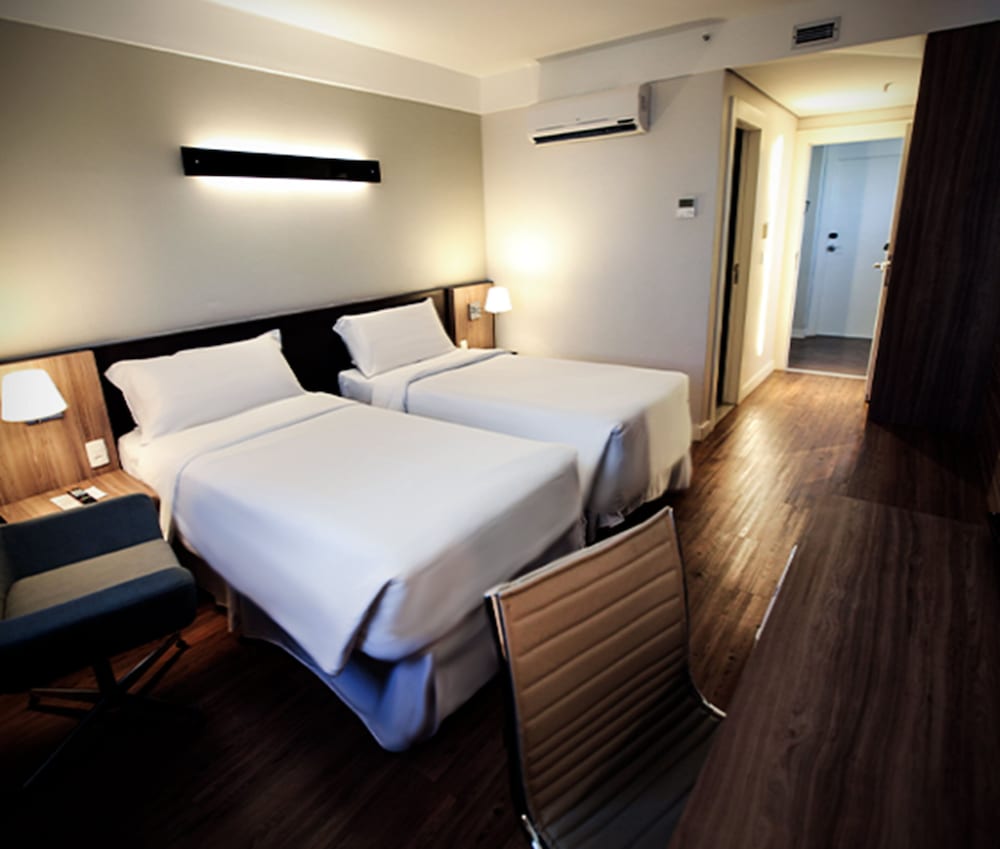 Delmond Hotel 23/70