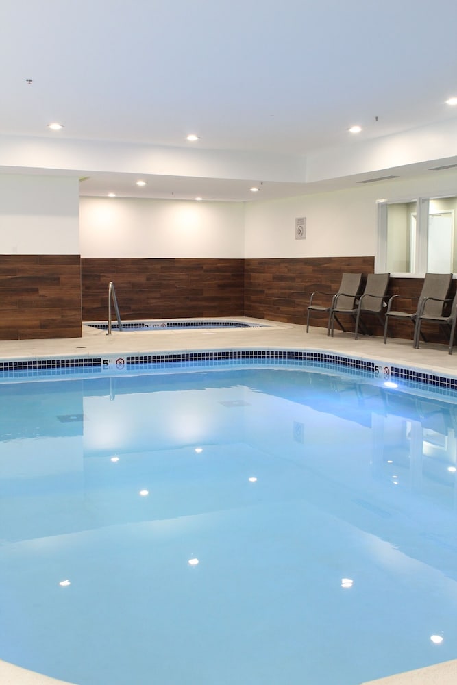 Fairfield Inn Suites By Marriott Detroit Farmington Hills 16/49