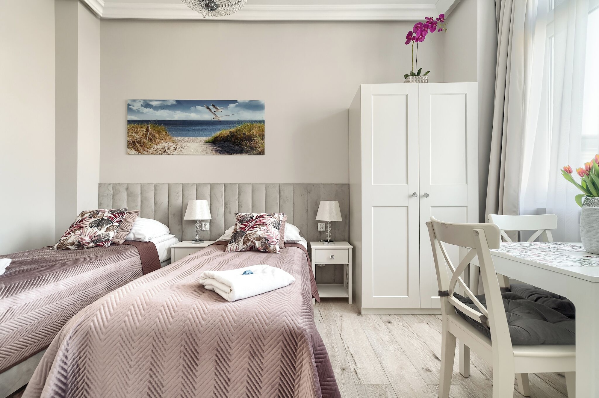 غرفة كومفورت رباعية بسرير كوين وسريرين منفصلين بحمام خاص، Stawa Hostel 4/8