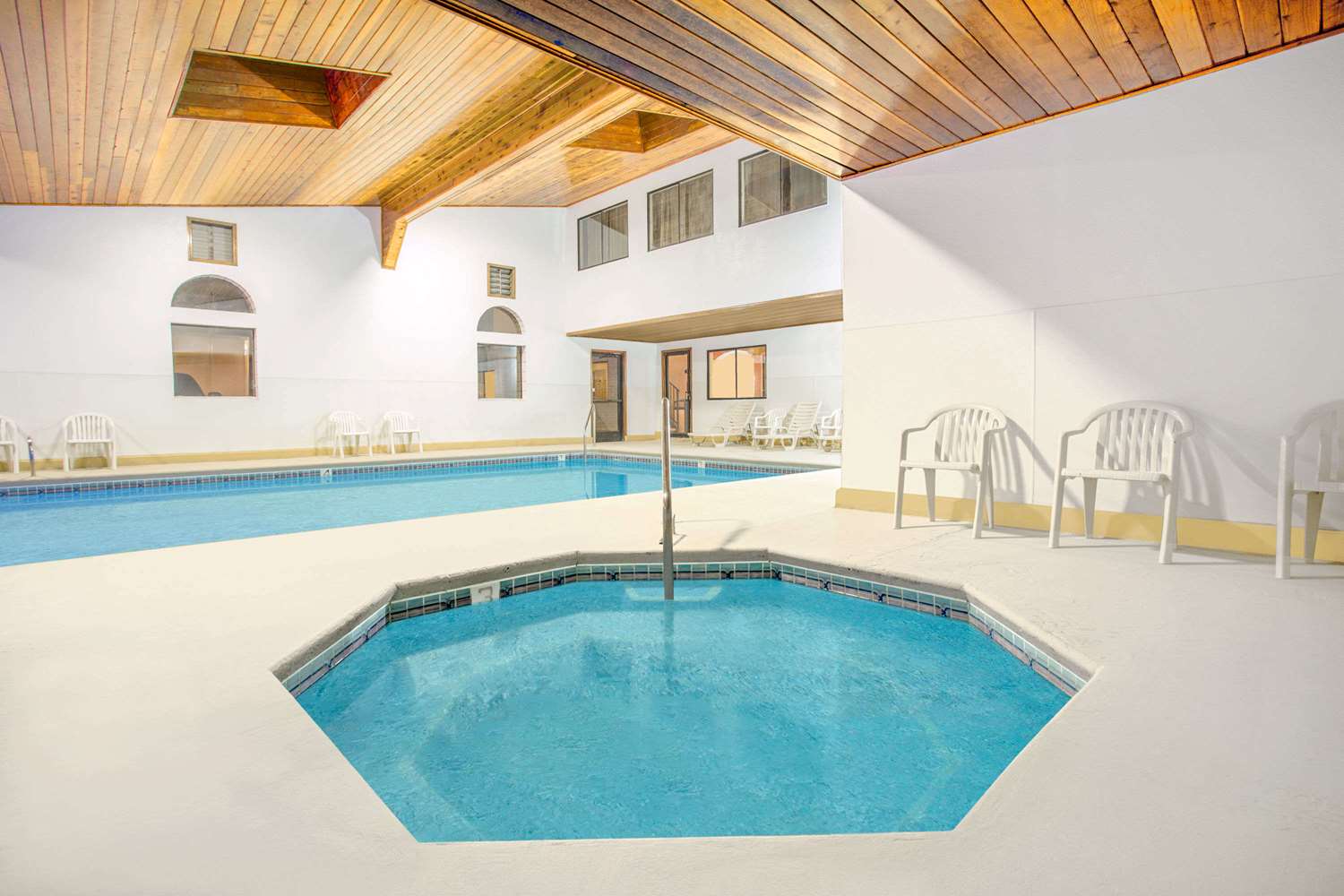 Days Inn & Suites by Wyndham Red Rock-Gallup 12/20