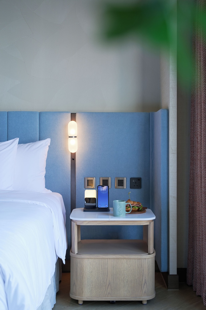 Skyline, Suite, King Bed, Alcove