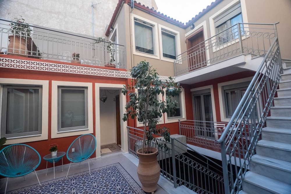 Athenian Yard Suites 4/50
