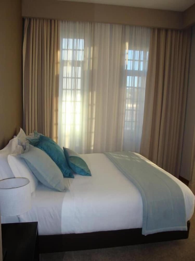 جناح جونيور بسرير كينج بإطلالة على القناة بشرفة