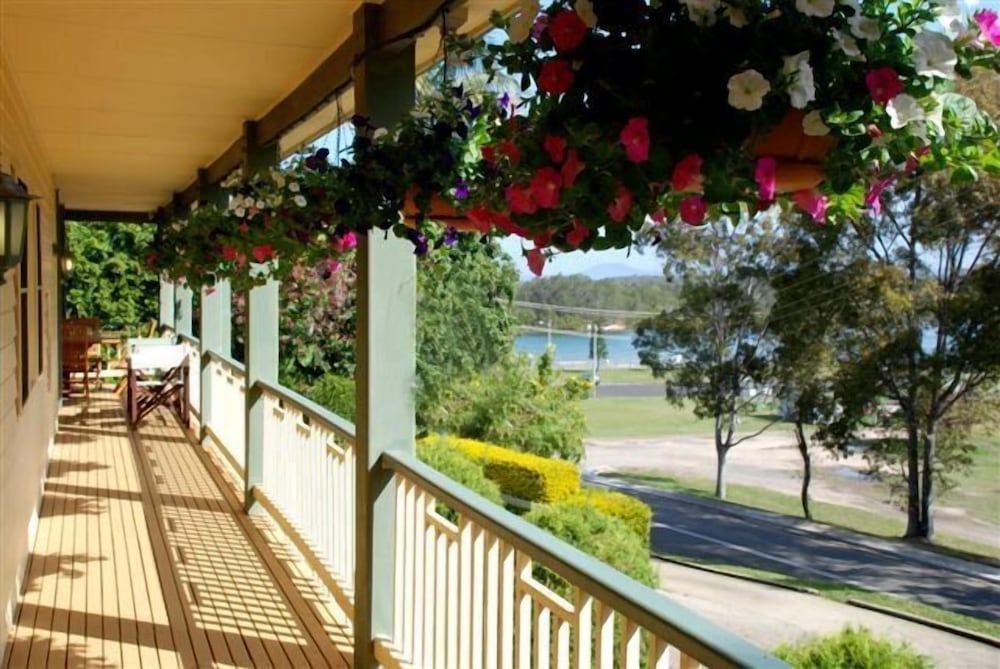 Riverview Boutique Motel 3/48