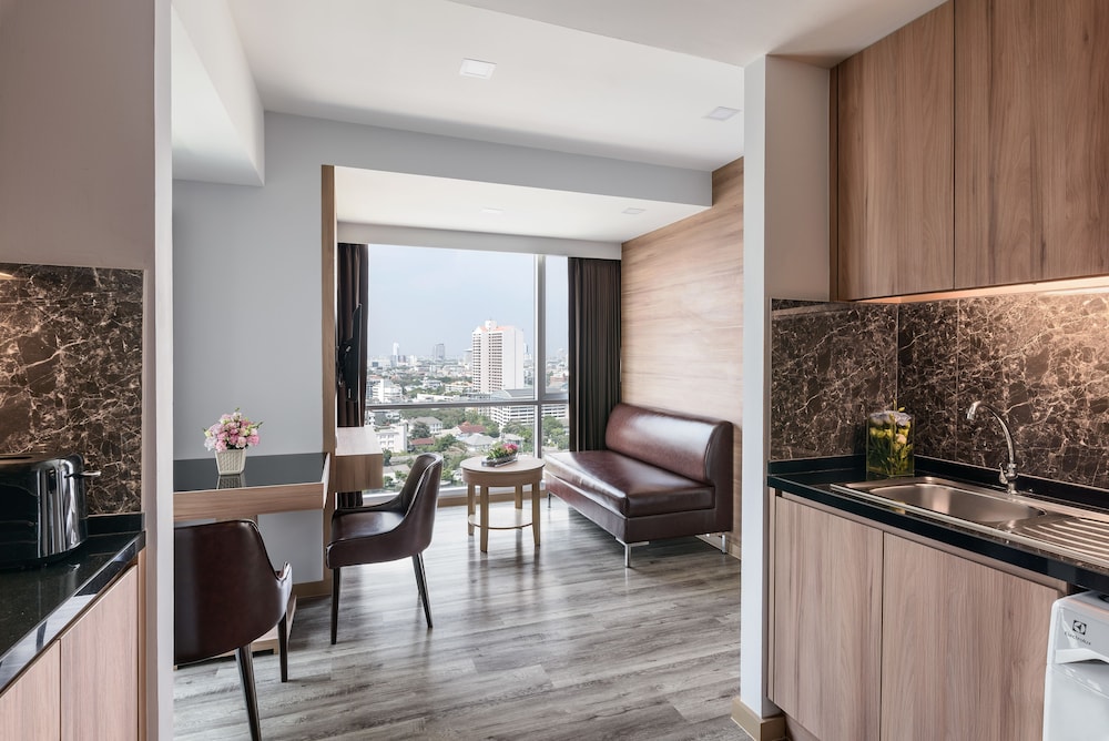 Adelphi Grande Sukhumvit 43/70