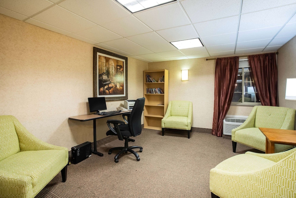 Travelodge by Wyndham Colorado Springs Airport/Peterson AFB 43/44