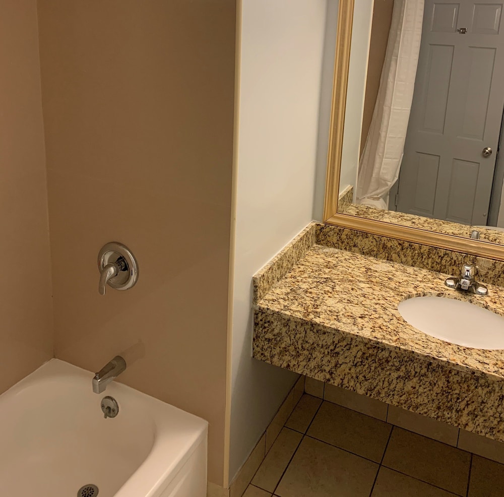 Econo Lodge Inn Suites 15/35