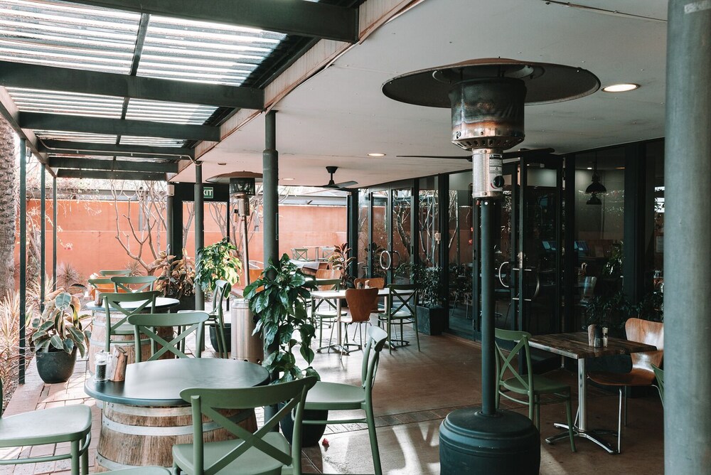 SEASONS HOTEL NEWMAN 37/44