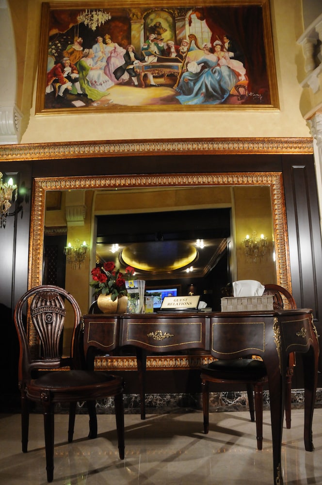 QUEENS SUITE HOTEL 53/61