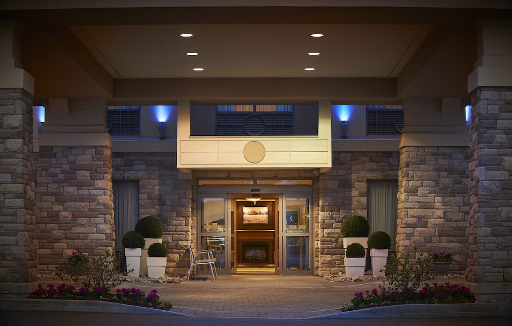 Holiday Inn Express Suites 1/66