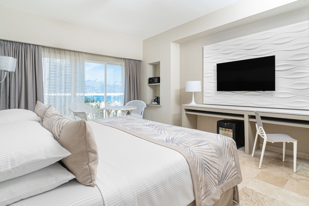 DELUXE, KING BED, PARTIAL OCEAN VIEW