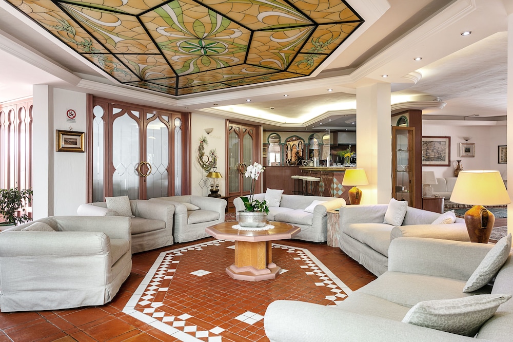 Stefania Hotel 68/87